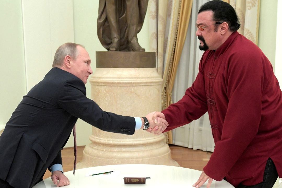 Vladimir Putin entregó la Orden de la Amistad al actor estadounidense Steven Seagal