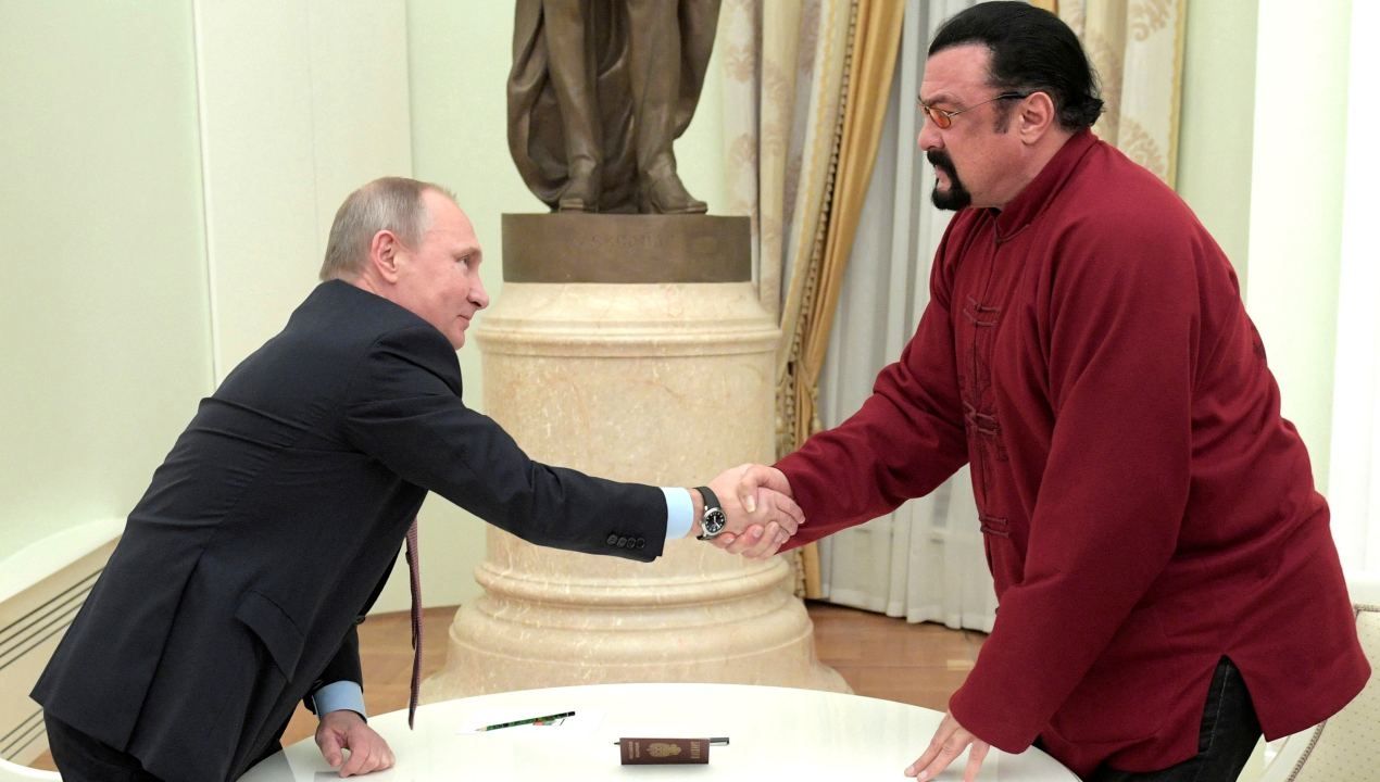 Vladimir Putin entregó la Orden de la Amistad al actor estadounidense Steven Seagal