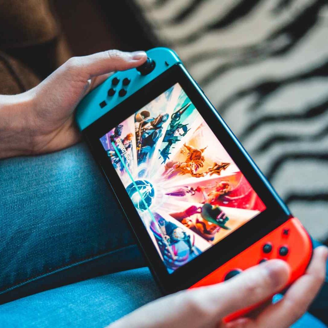 Persona con un Nintendo Swich