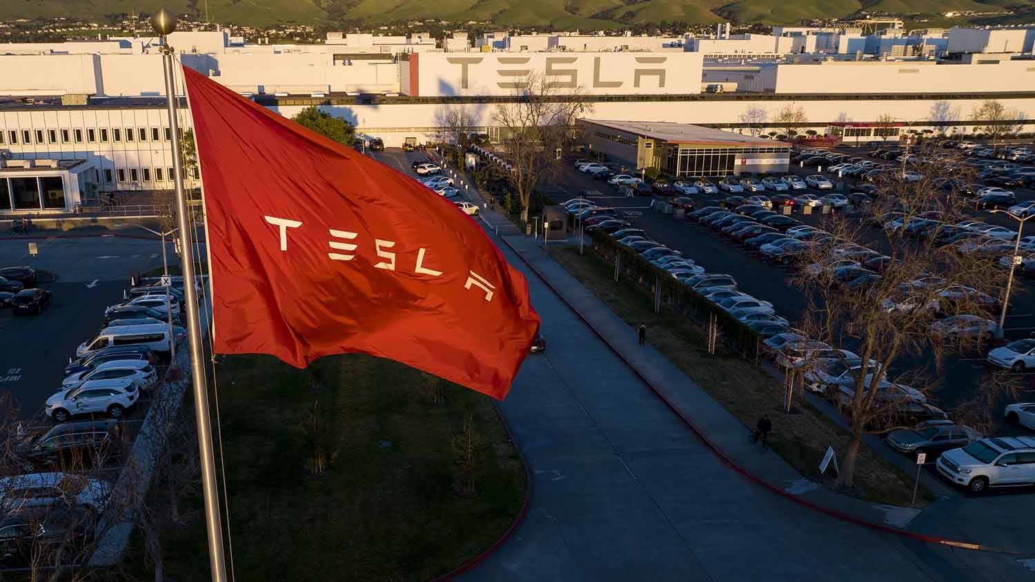 Vista aérea de una fabrica de Tesla en Fremont, California