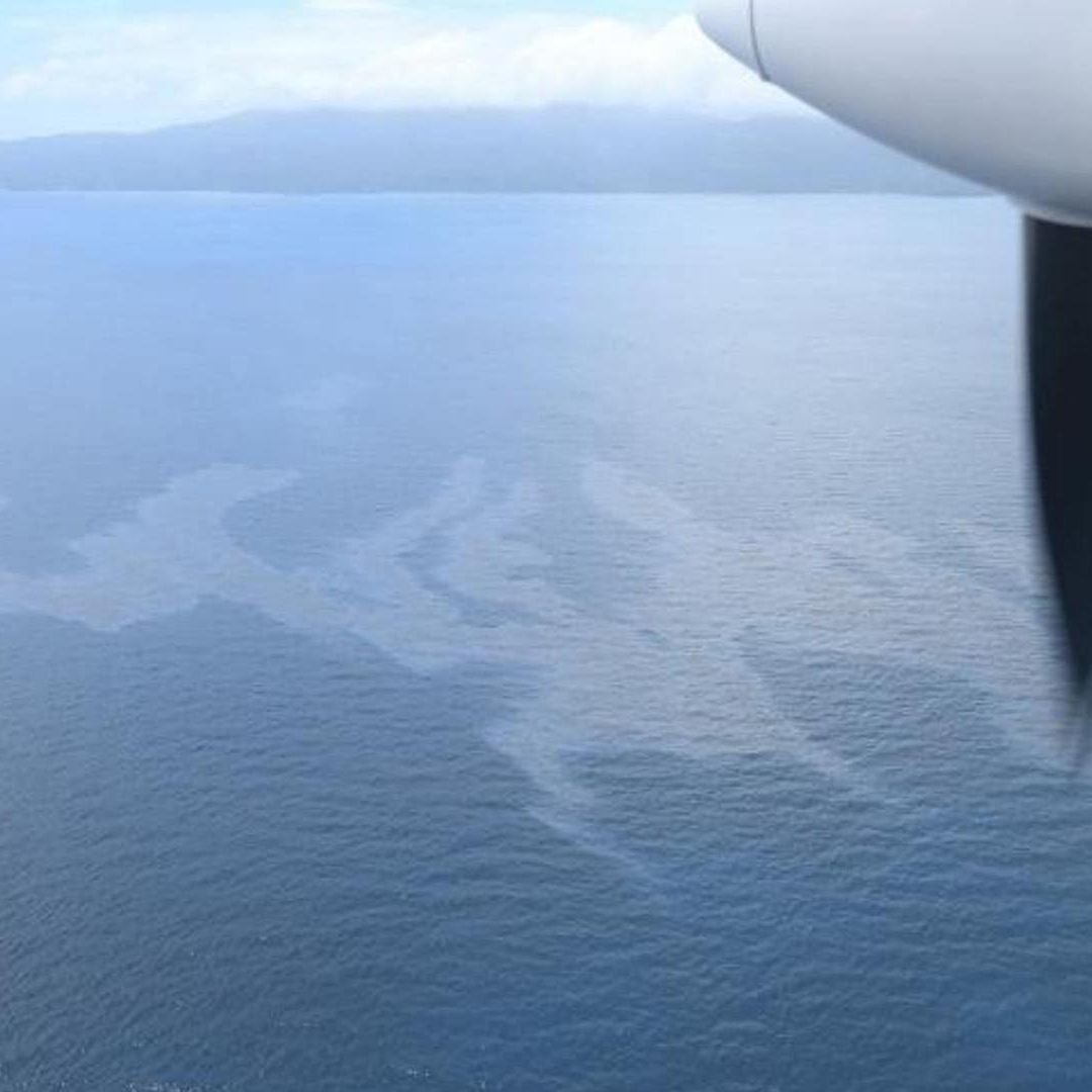 Llega a costa de Filipinas aceite de buque hundido