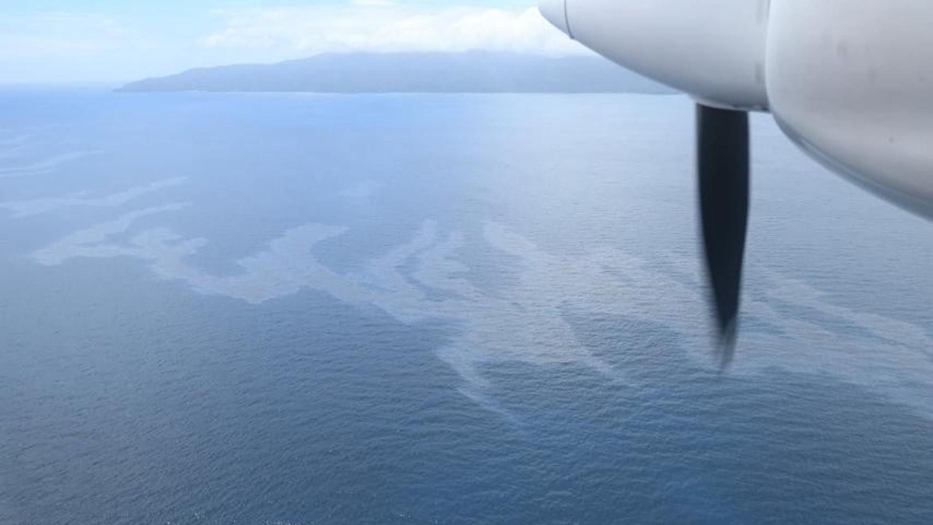 Llega a costa de Filipinas aceite de buque hundido
