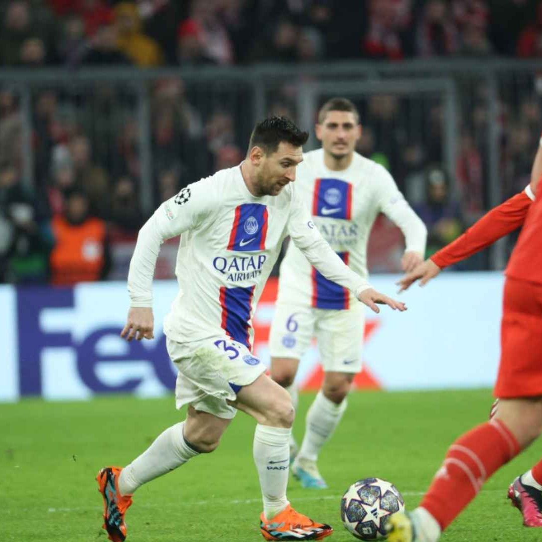 El futbolista argentino muestra sus habilidades con su equipo Paris Saint-Germain
