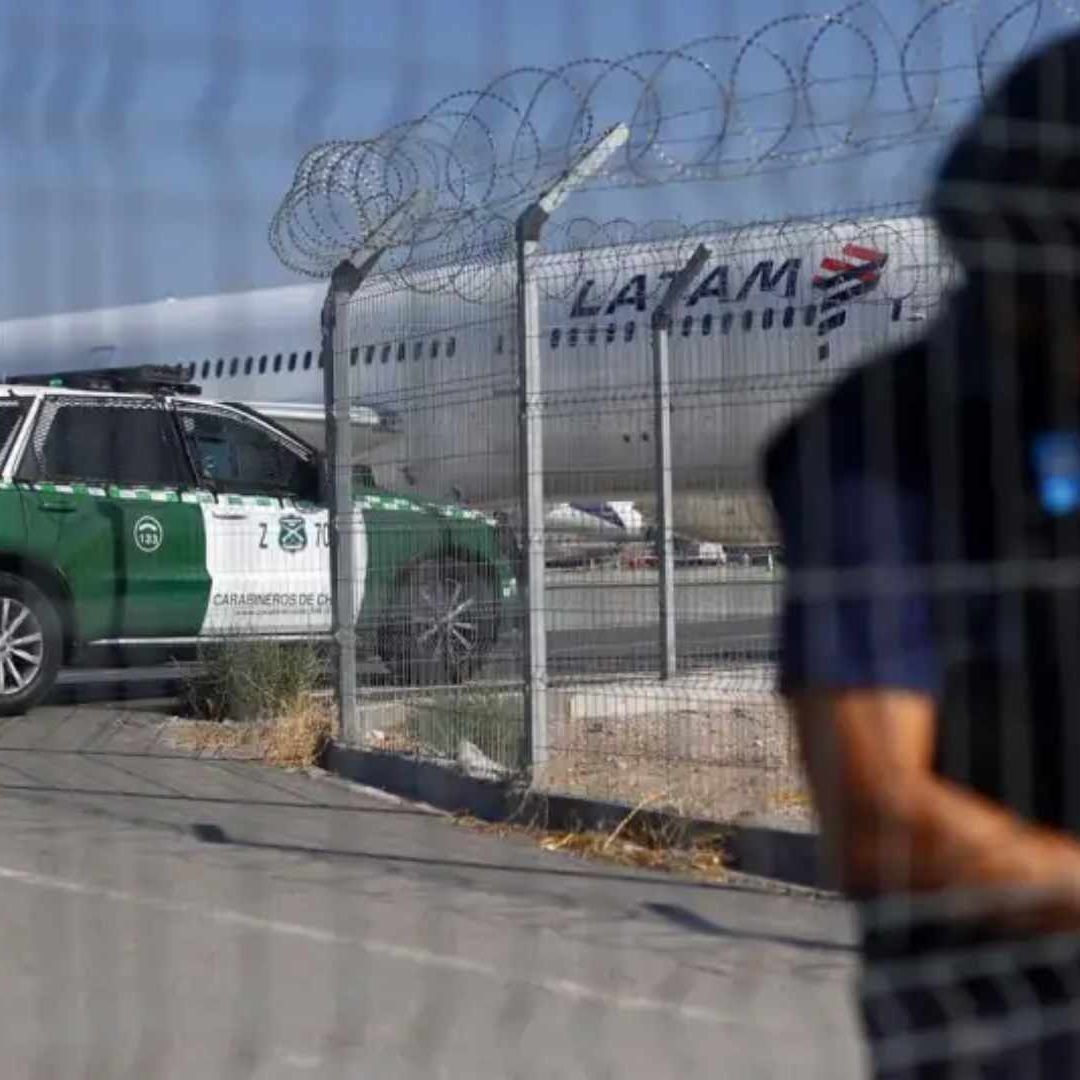 Policías custodian una puerta en el Aeropuerto Internacional Arturo Merino Benítez de Santiago de Chile