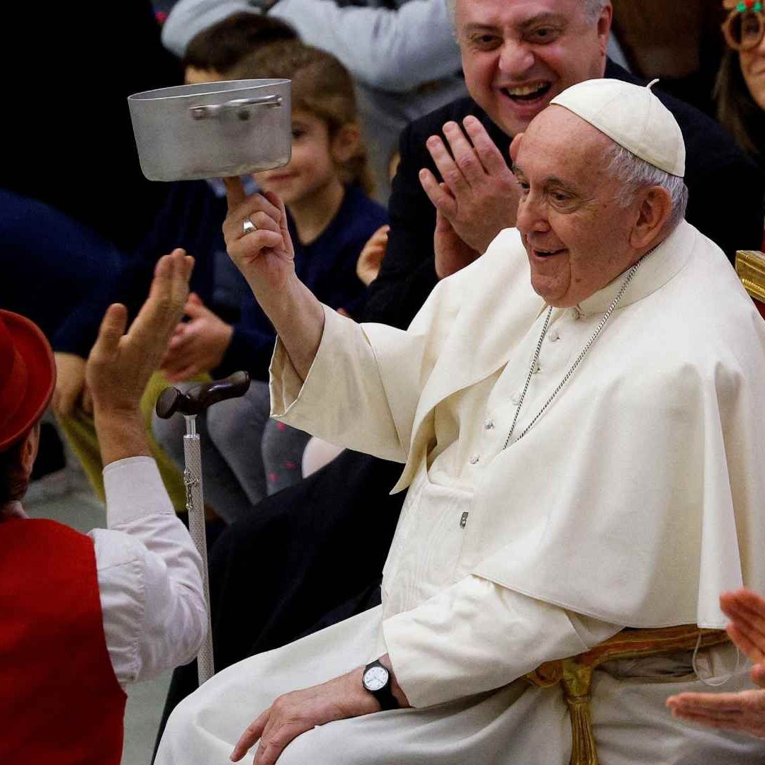El Papa Francisco disfruta un espectáculo durante un evento para niños en el Vaticano