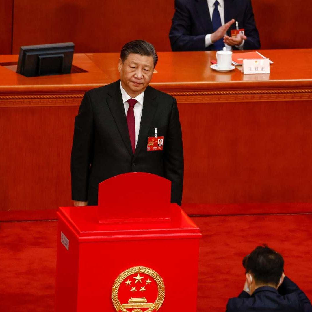 El presidente chino, Xi Jinping, mira después de emitir su voto durante la Tercera Sesión Plenaria de la Asamblea Popular Nacional
