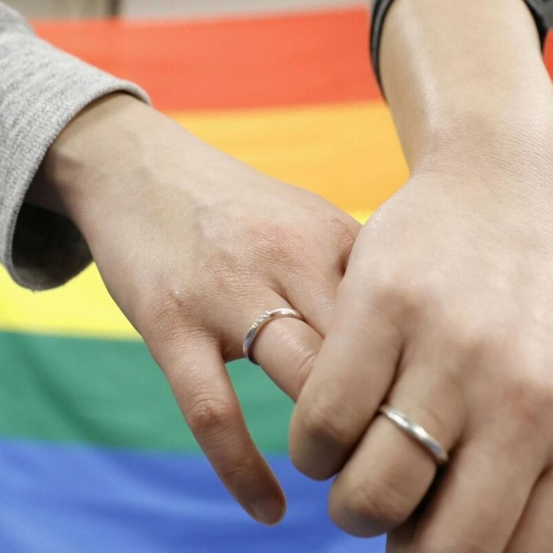 Una pareja del mismo sexo se toma de la mano