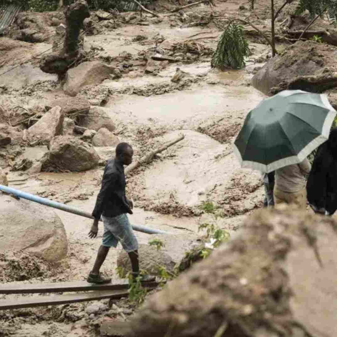 La gente cruza un río embravecido en Blantyre, Malawi tras el paso del implacable ciclón Freddy