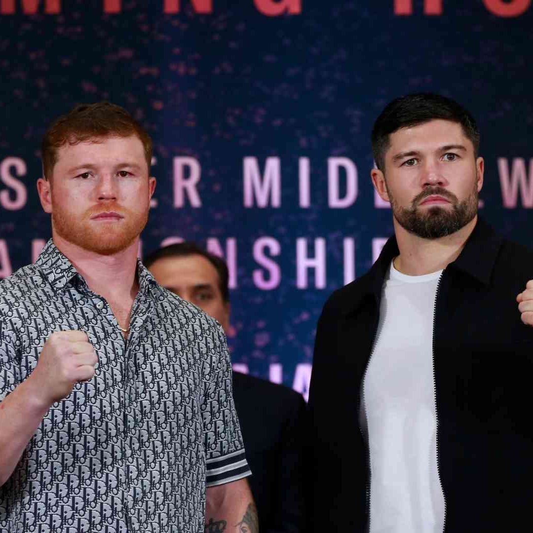 Saúl "Canelo" Álvarez y el británico John Ryder posan durante una rueda de prensa en Guadalajara, Jalisco
