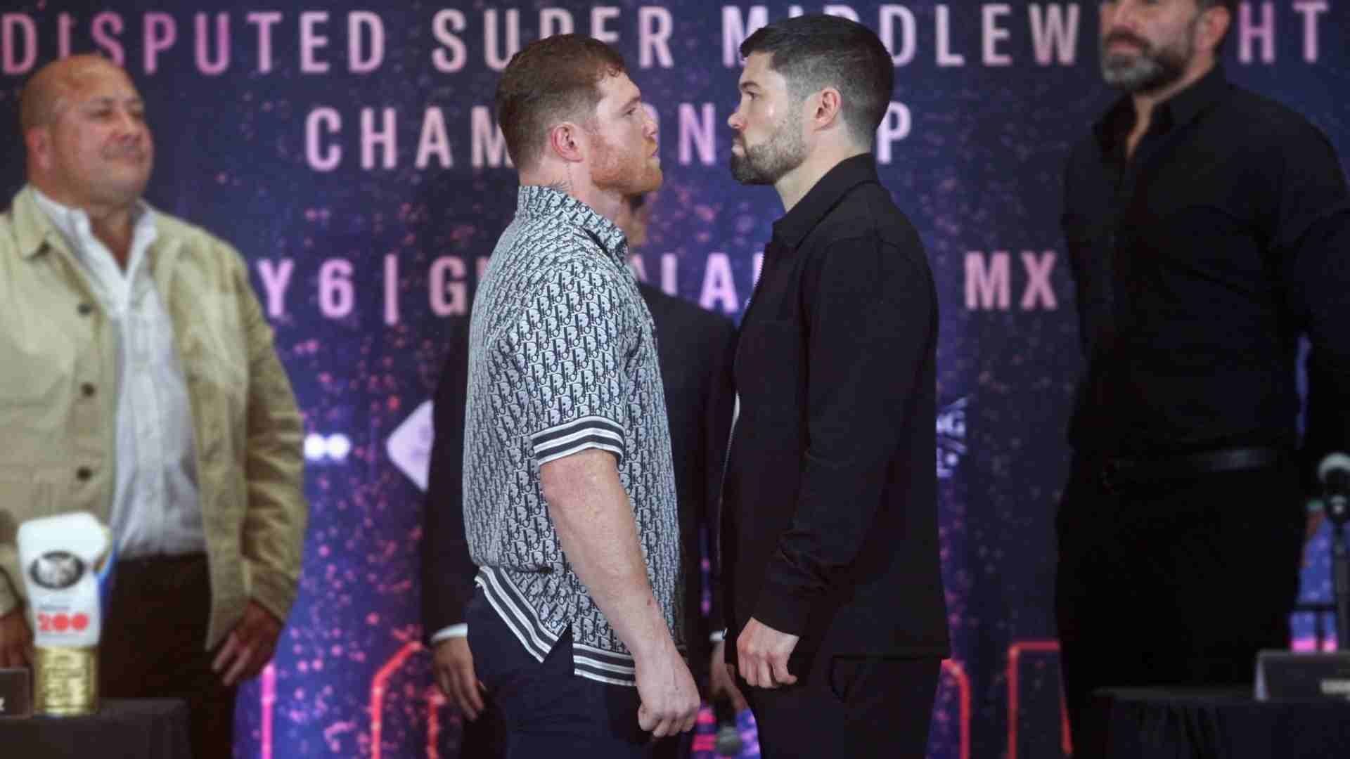 Canelo Álvarez y John Ryder se encaran en la presentación de su pelea en México