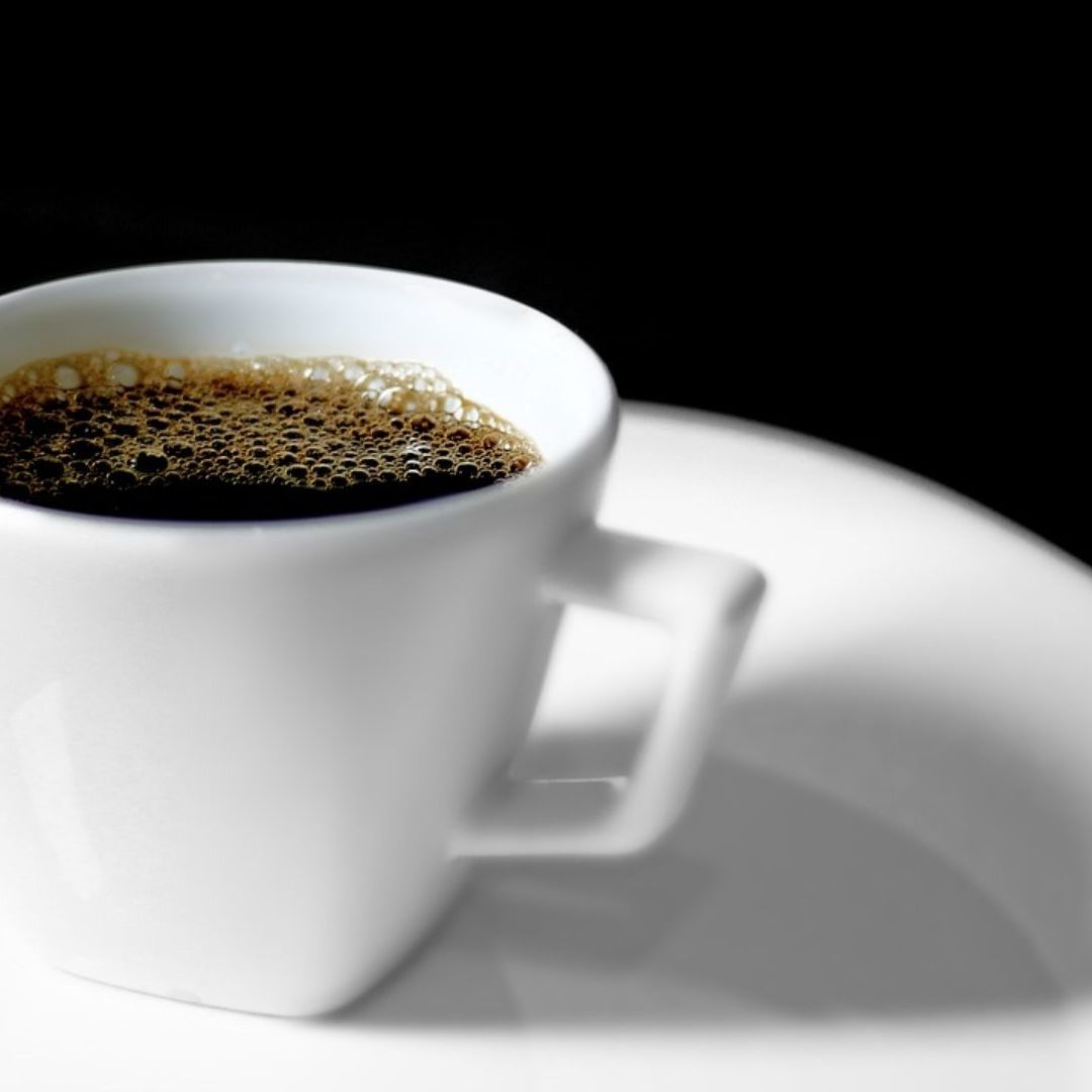 Una taza de café que ayuda a las personas a sentirse con más energía