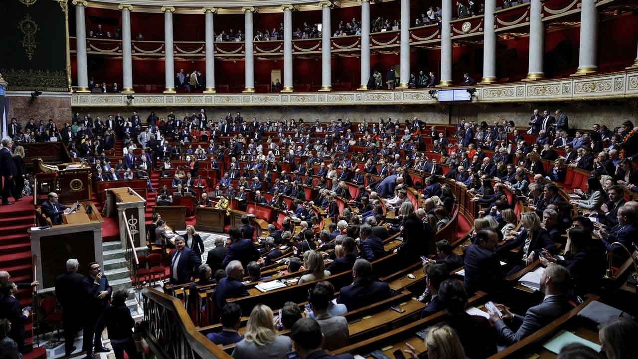 Francia: Asamblea Aprueba la Reforma de Pensiones de Emmanuel Macron