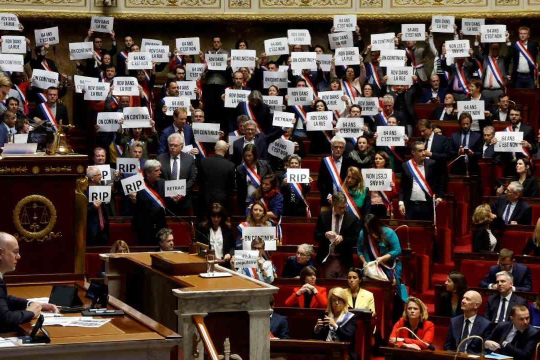 Parlamento francés rechaza mociones de censura