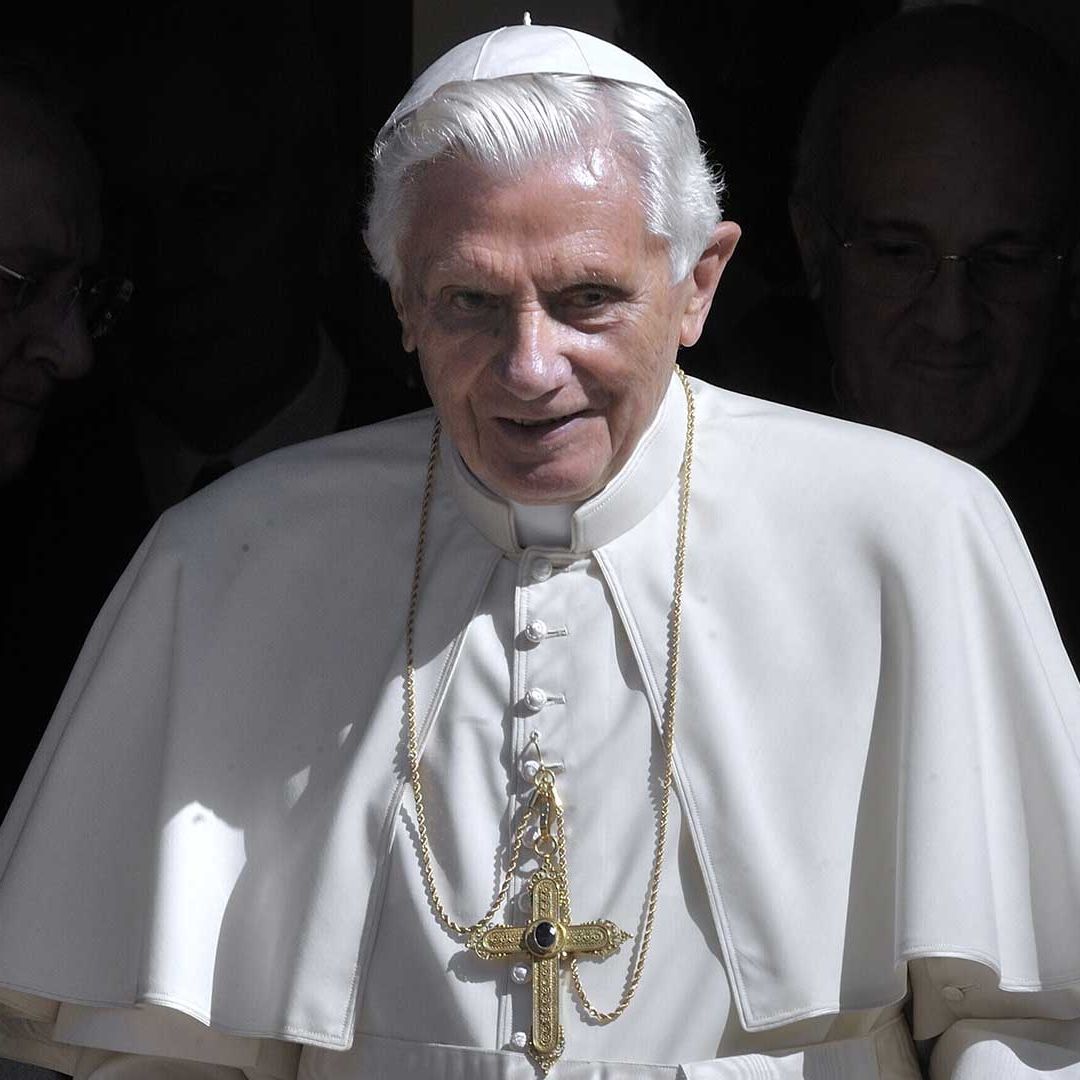 Benedicto XVI posa sonriente en una imagen de archivo