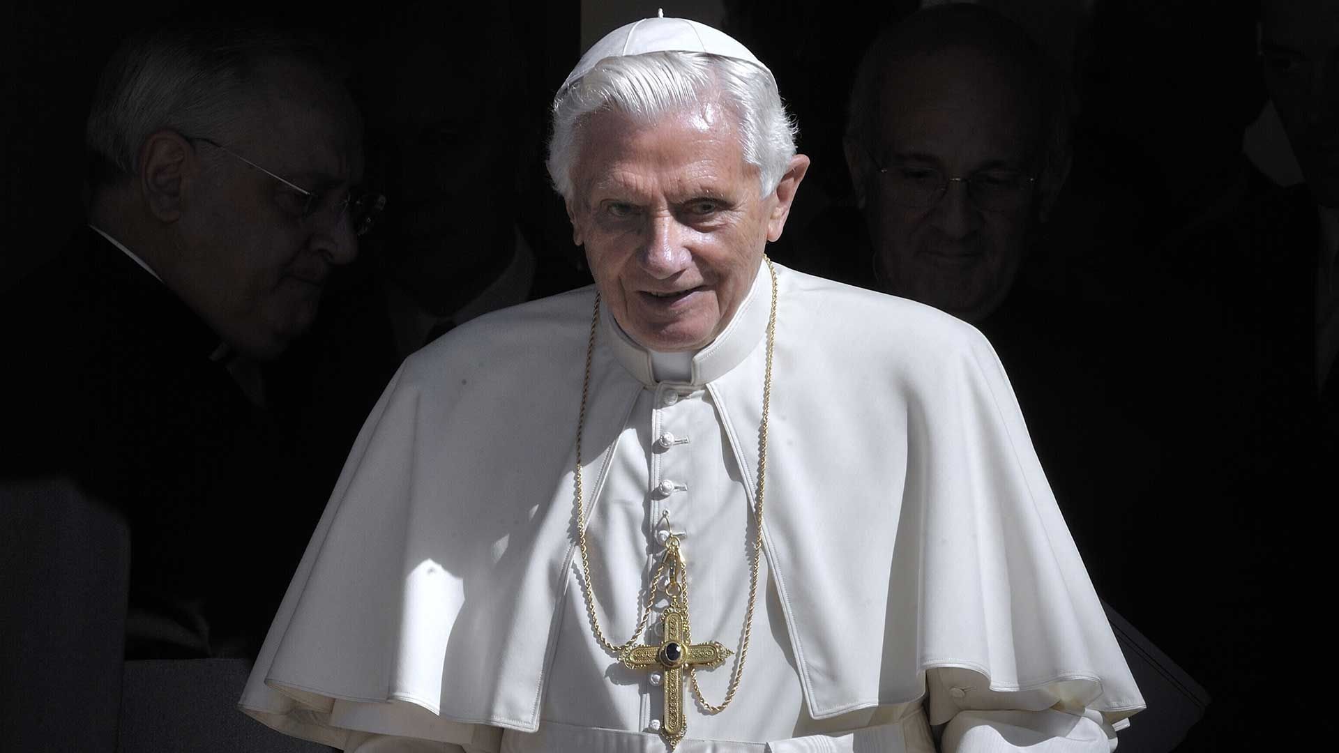 Benedicto XVI posa sonriente en una imagen de archivo