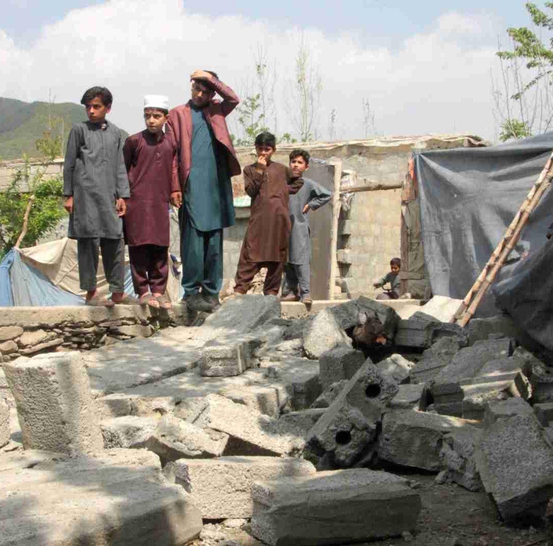 Suman 13 muertos en Afganistán y Pakistán tras sismo