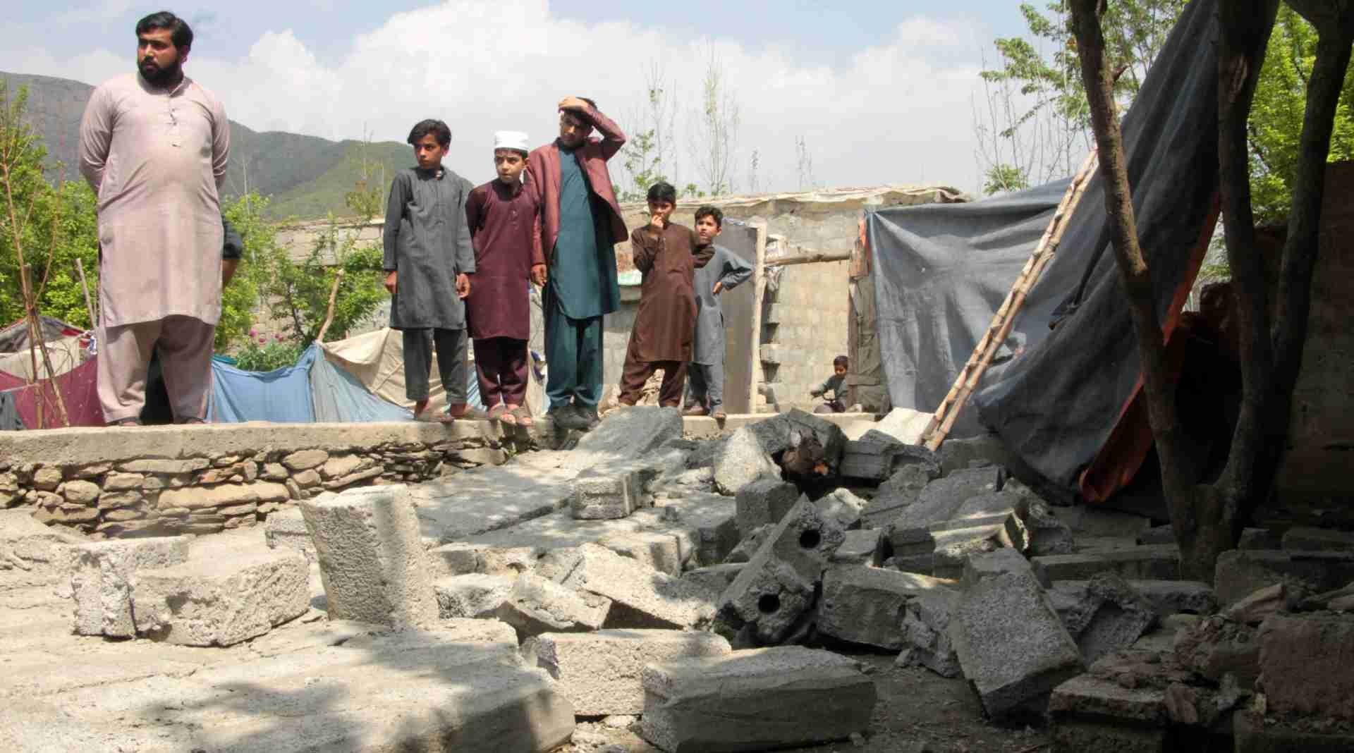 Suman 13 muertos en Afganistán y Pakistán tras sismo
