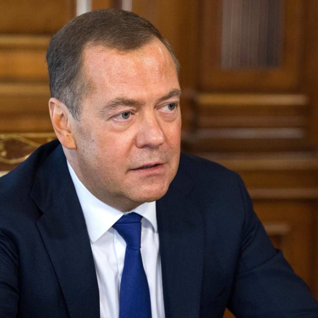 Medvedev advierte que arrestar a Putin declararía la guerra