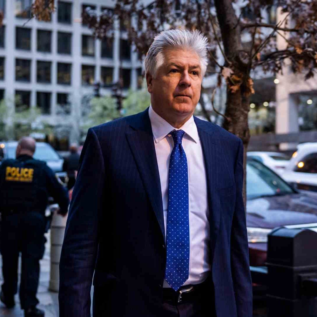 El abogado del expresidente Donald Trump, Evan Corcoran, al llega al Tribunal de Distrito de EUA para testificar sobre la entrega de documentos clasificados. Foto: EFE