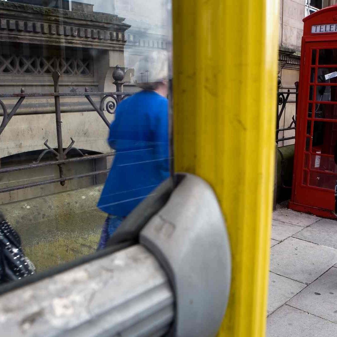 Mujeres caminan por calles de Liverpool, Inglaterra.