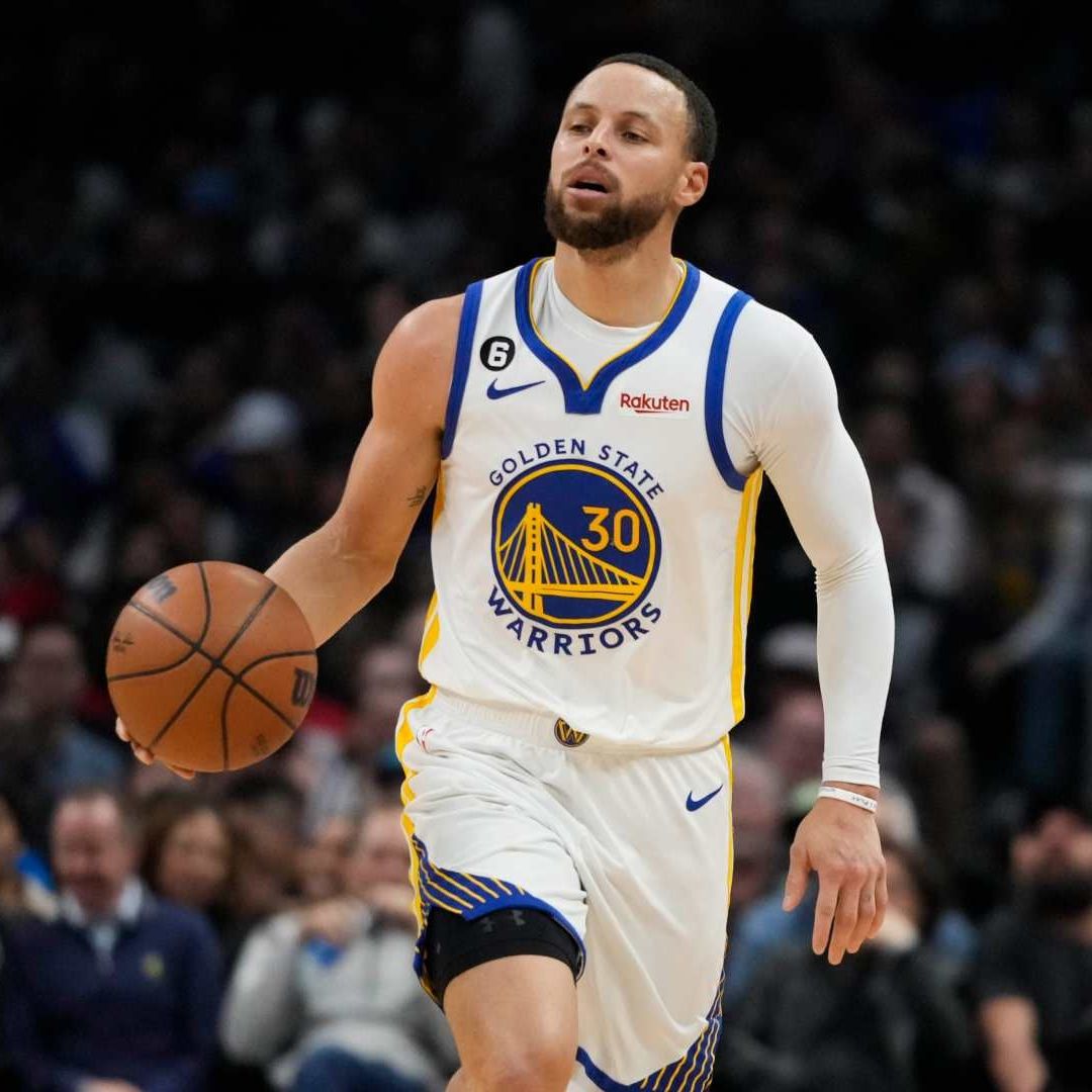 Stephen Curry, estrella de los Golden State Warriors, sobre la duela