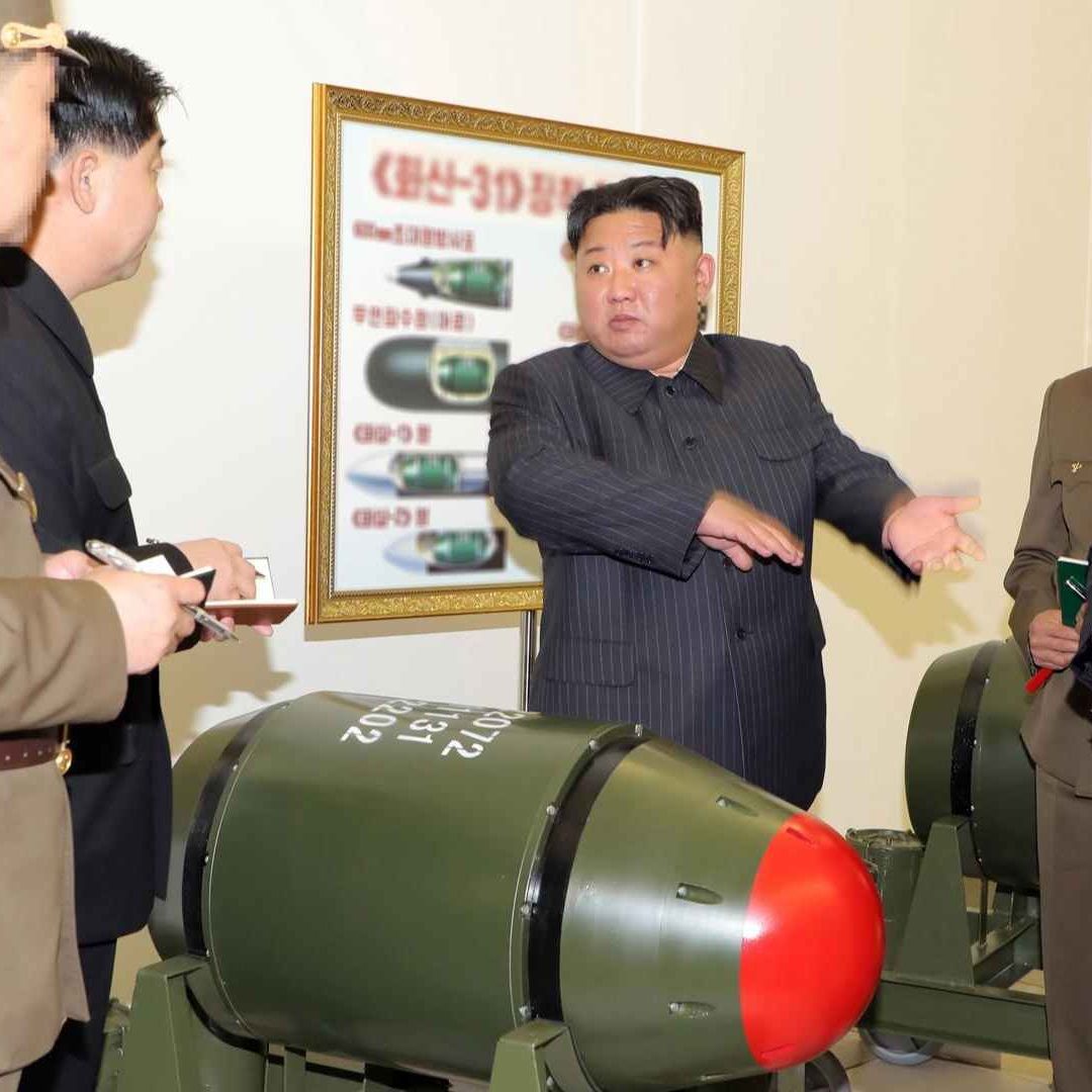 Kim Jong-un, Líder de Corea del Norte, Inspecciona Cabeza Nucleares