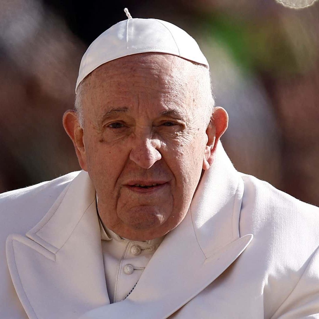 El Papa Francisco ha tenido problemas en la rodilla, padece diverticulitis y ahora se encuentra hospitalizado