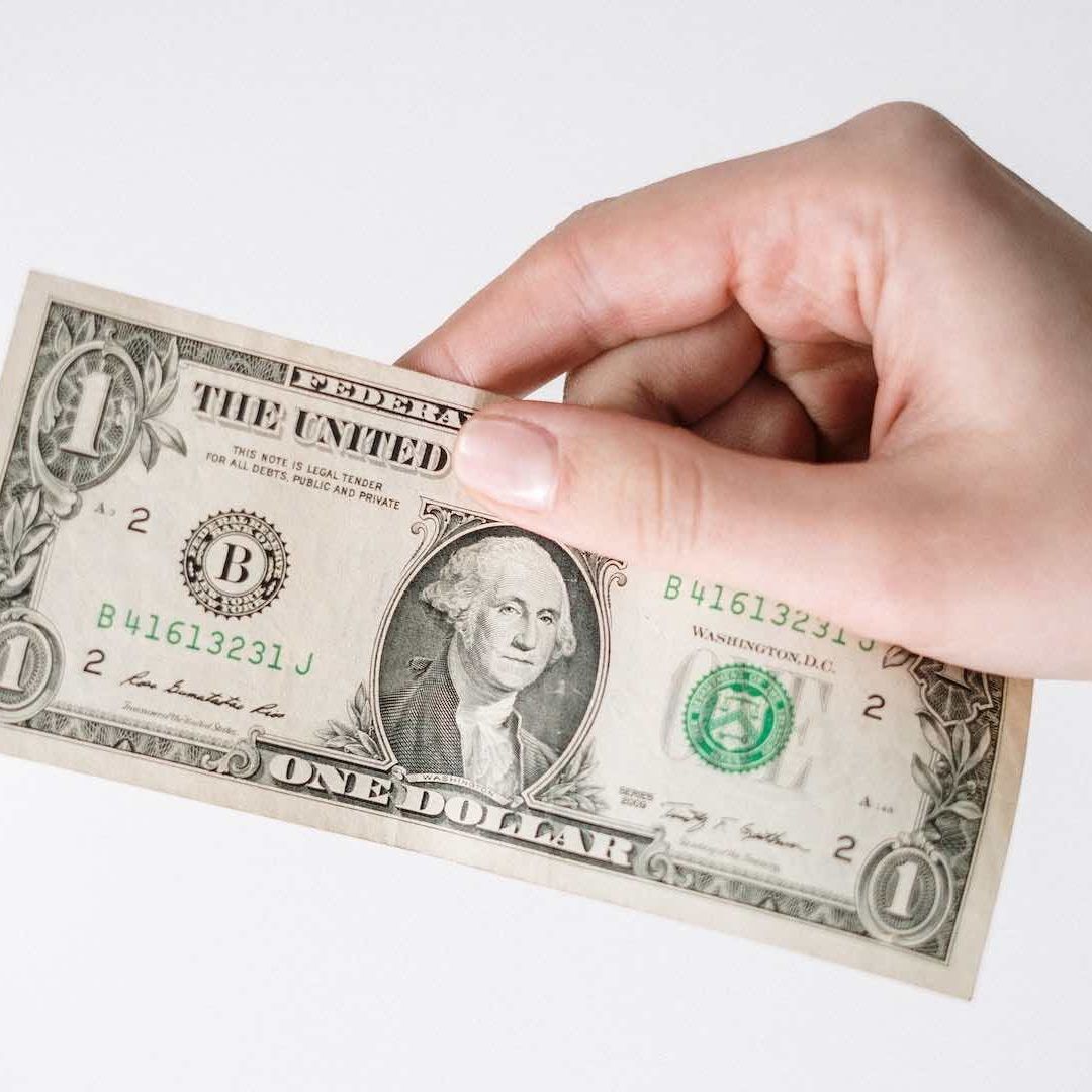 Los billetes de dólar se mandan a hacer conforme a lo estimado por el FED