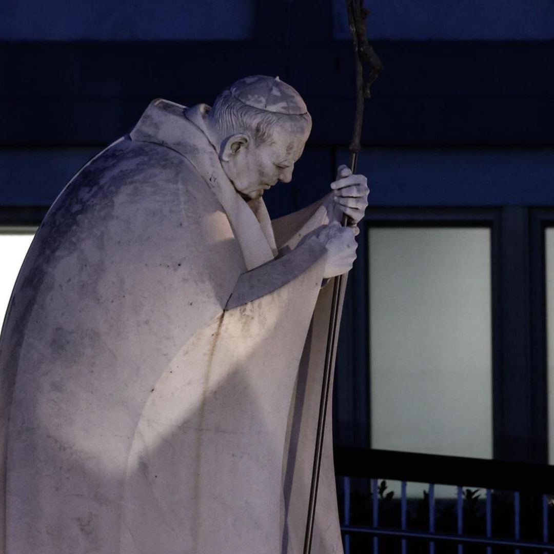 Papa Francisco Pasa Segunda Noche En Hospital Por Bronquitis