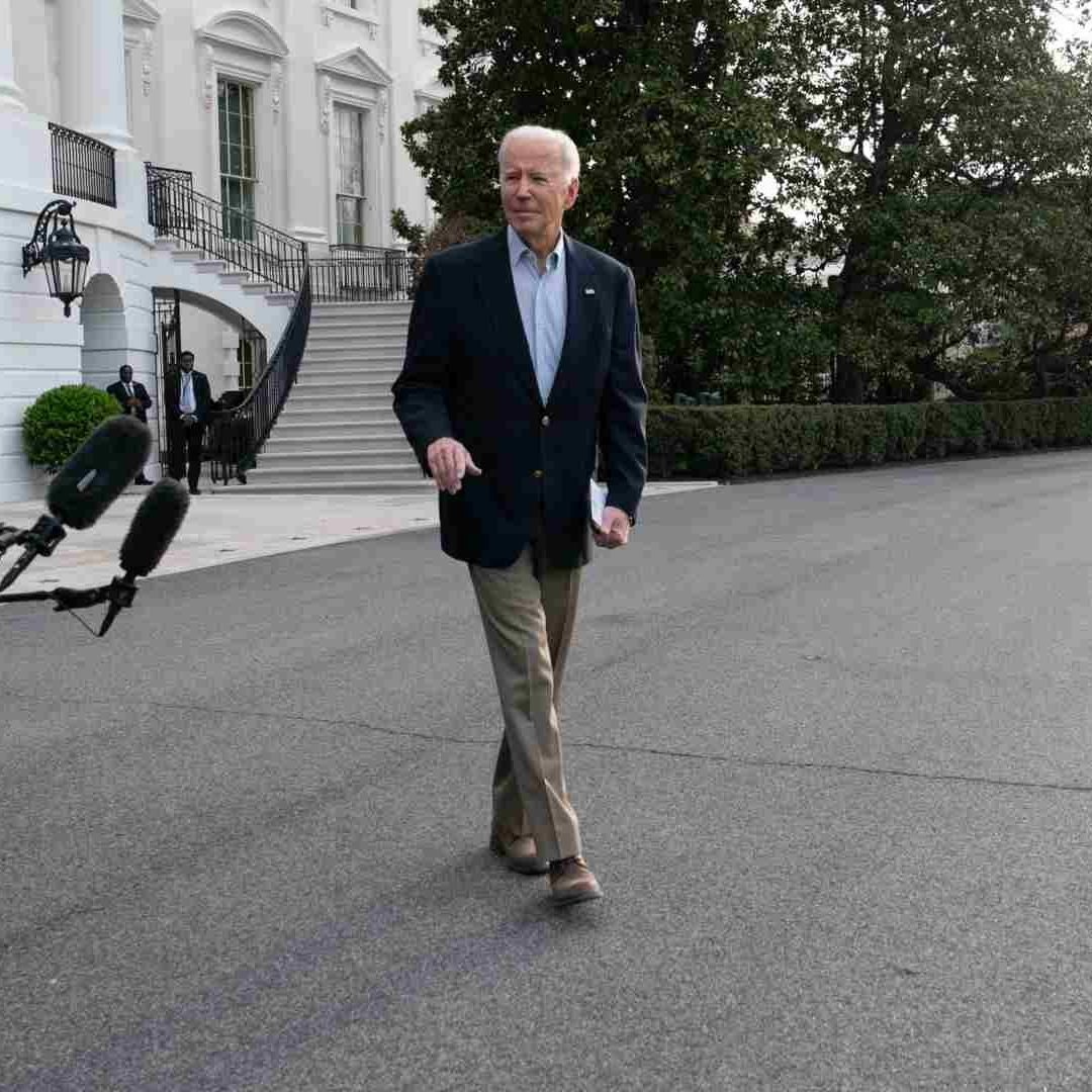 El presidente Joe Biden en la Casa Blanca, antes de subir al helicóptero presidencial 'Marine One'