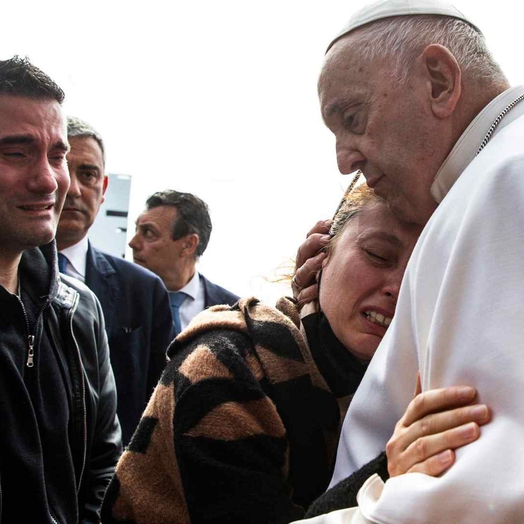 El papa Francisco abrazó contra su pecho a la madre, que lloraba desconsoladamente