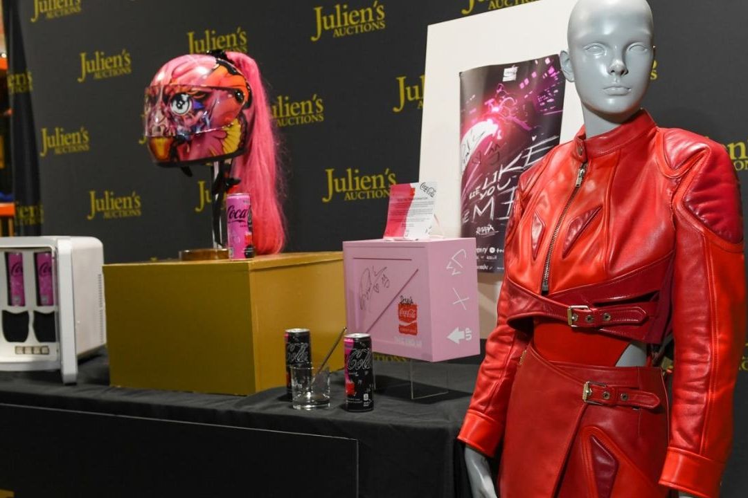 Subastan traje de Rosalía con fines benéficos