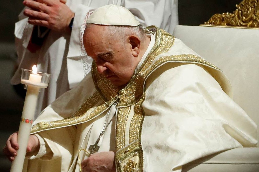 Unos 8 mil fieles, de acuerdo con la Santa Sede, vivieron en persona los momentos más simbólicos de esta Vigilia como la bendición del fuego y el encendido del cirio pascual