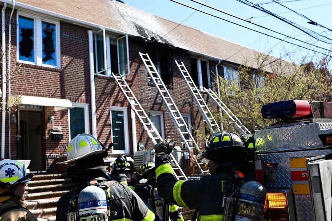 Bomberos de Nueva York atienden el incendio causado por una bicicleta eléctrica en una vivienda de dos pisos