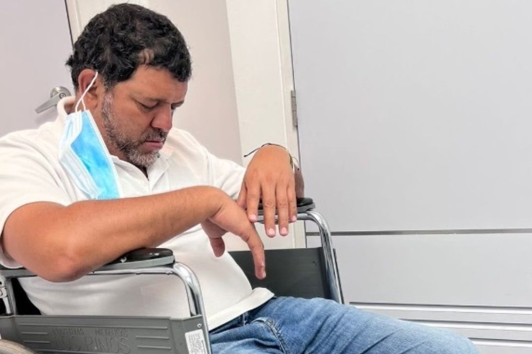 El alcalde Martín Mejía, en una silla de ruedas tras exhibir sus genitales al bailar e intentar desnudarse