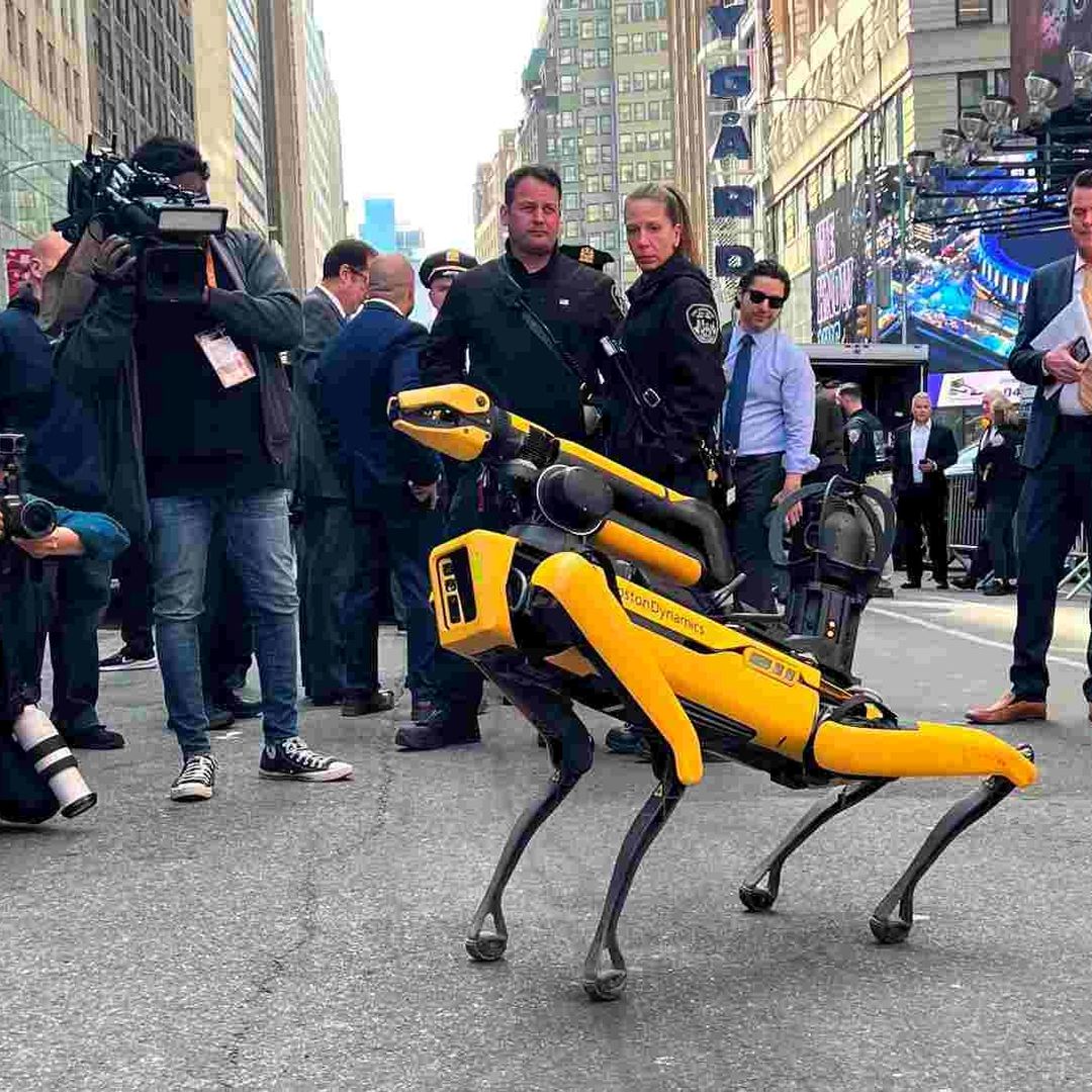 Digidog fue presentado en Times Square, Nueva York, por el alcalde Eric Adams