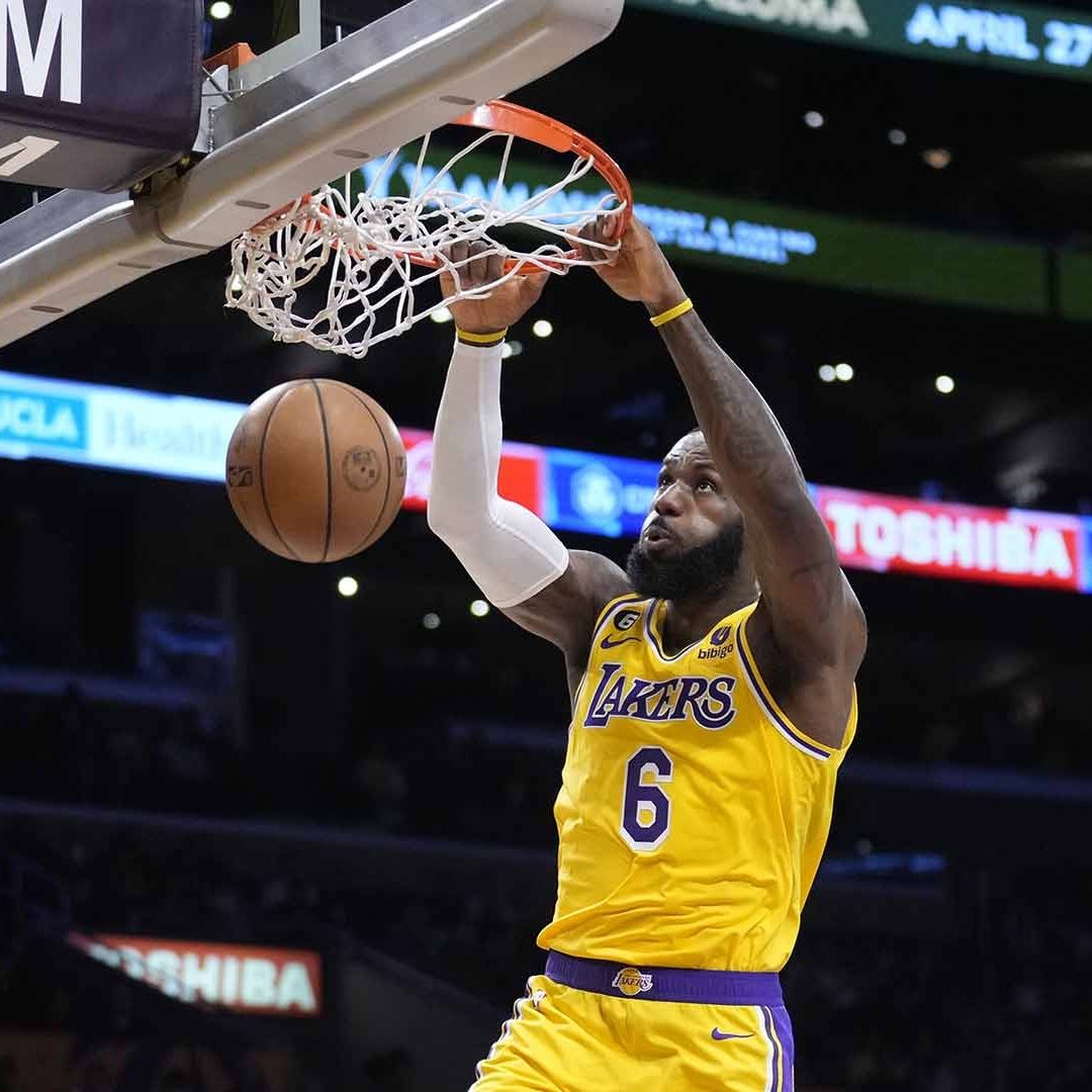 LeBron James anota una canasta utilizando el jersey '6' de los Lakers