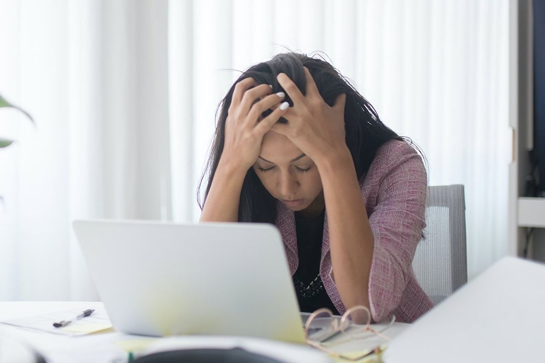 El estrés laboral puede provocar que seas menos eficiente frente a la computadora