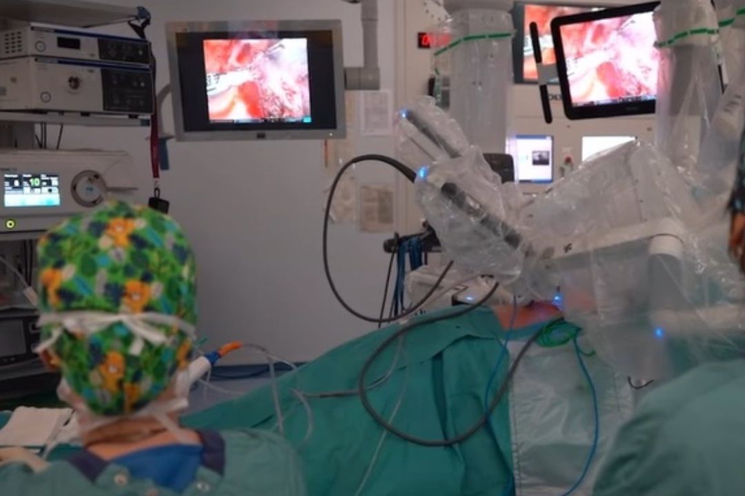 Practican primer trasplante pulmonar robótico en el mundo