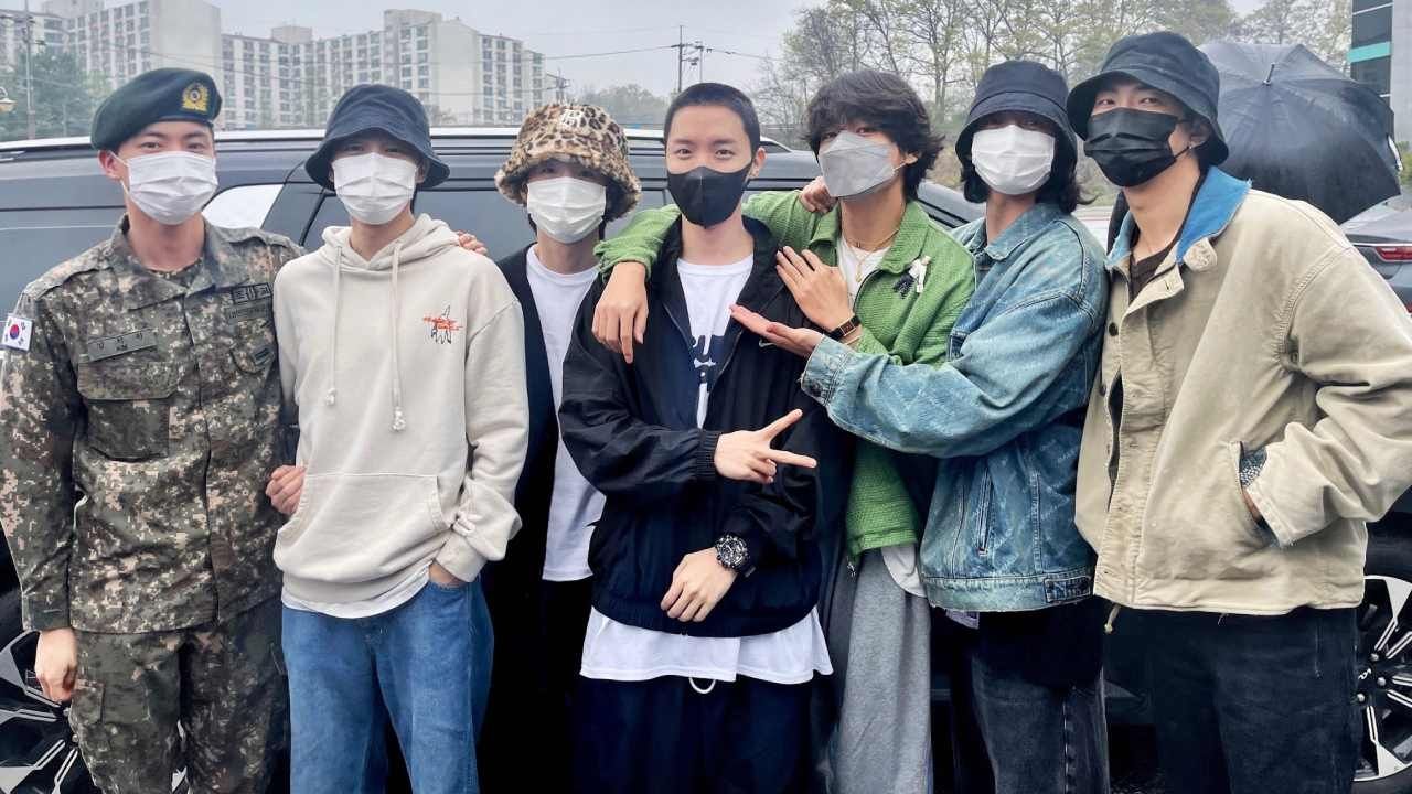 J-Hope llegó martes a un campo de instrucción para comenzar su servicio militar obligatorio y se convirtió en el segundo miembro de BTS en sumarse al ejército surcoreano.