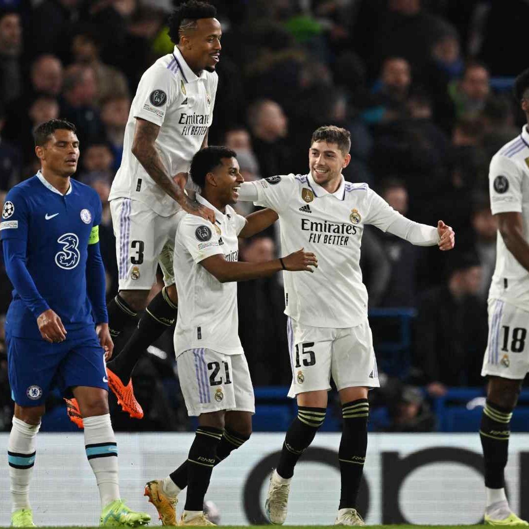 Rodrygo (21) es felicitado por sus compañeros del Real Madrid, en Stamford Bridge