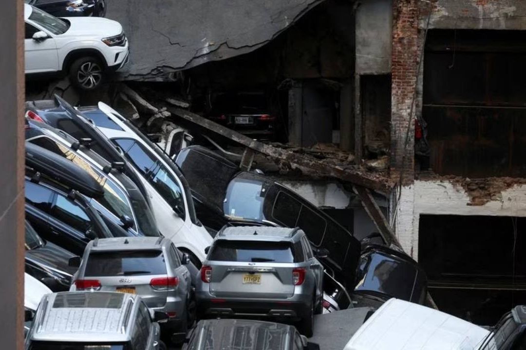 Una vista general del sitio del colapso del estacionamiento en Manhattan, Nueva York