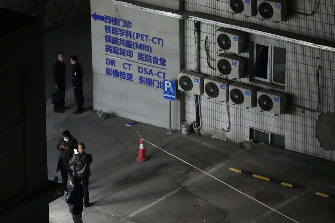 Policías resguardan el Hospital Changfeng de Beijing, luego del trágico incendio
