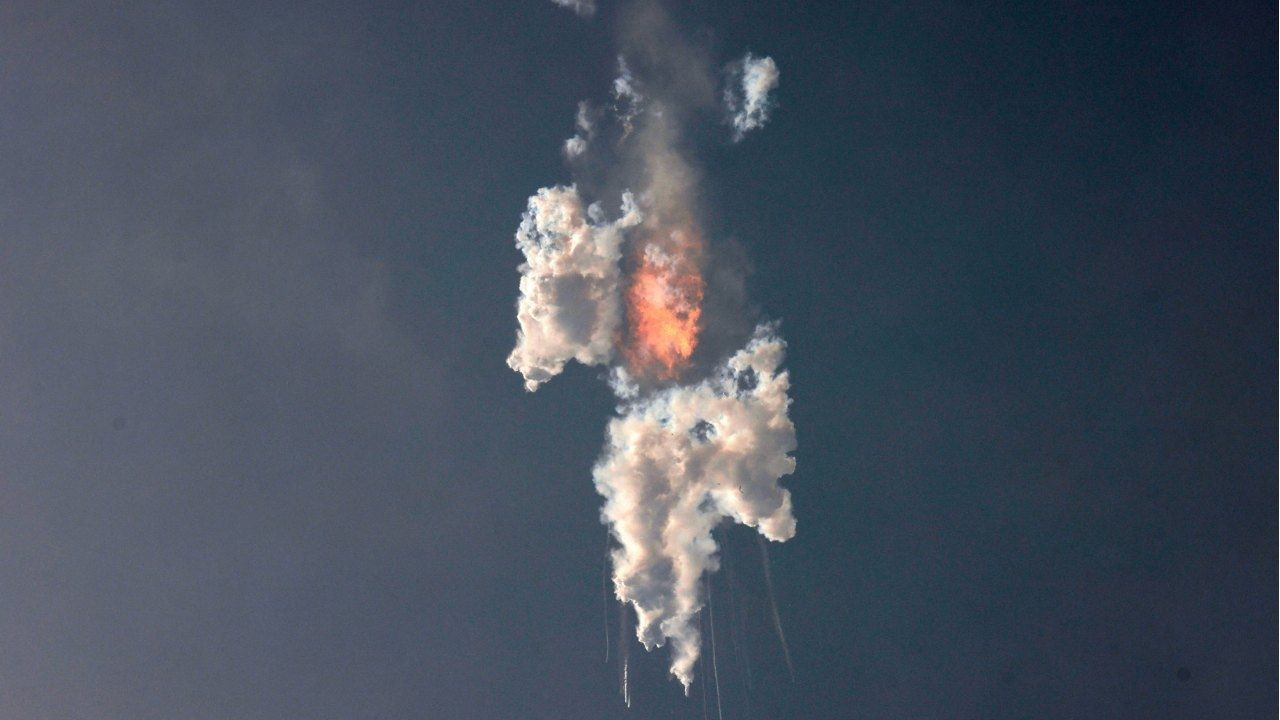 El megacohete Starship de SpaceX explotó tras ser lanzado hoy, 20 de abril de 2023, en su base de Texas