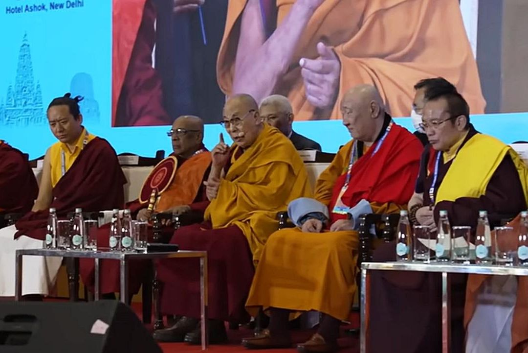 El Dalai Lama reapareció en Cumbre tras escándalo por besar a niño
