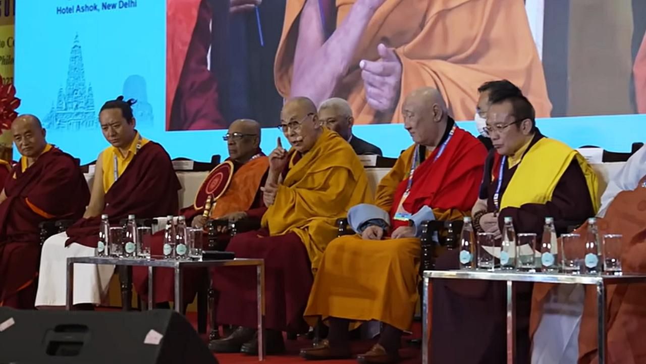 El Dalai Lama reapareció en Cumbre tras escándalo por besar a niño