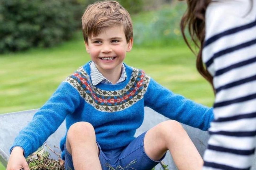 Foto del Príncipe Luis en Carretilla Marca su Quinto Cumpleaños