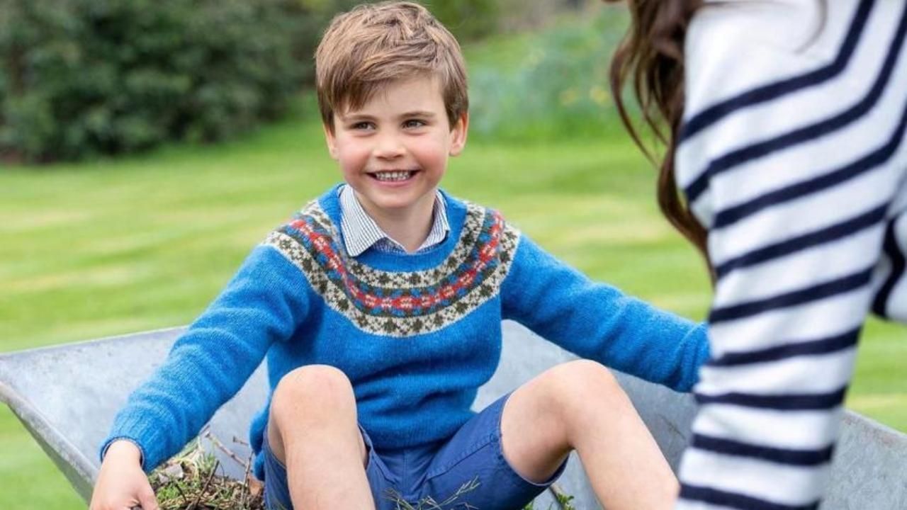 Foto del Príncipe Luis en Carretilla Marca su Quinto Cumpleaños