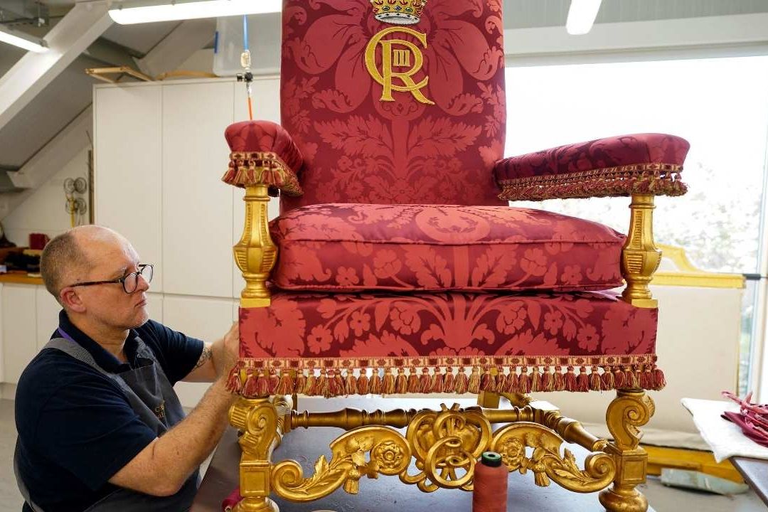 Rey Carlos III Será Coronado en Trono de Madera y 7 Siglos de Antigüedad