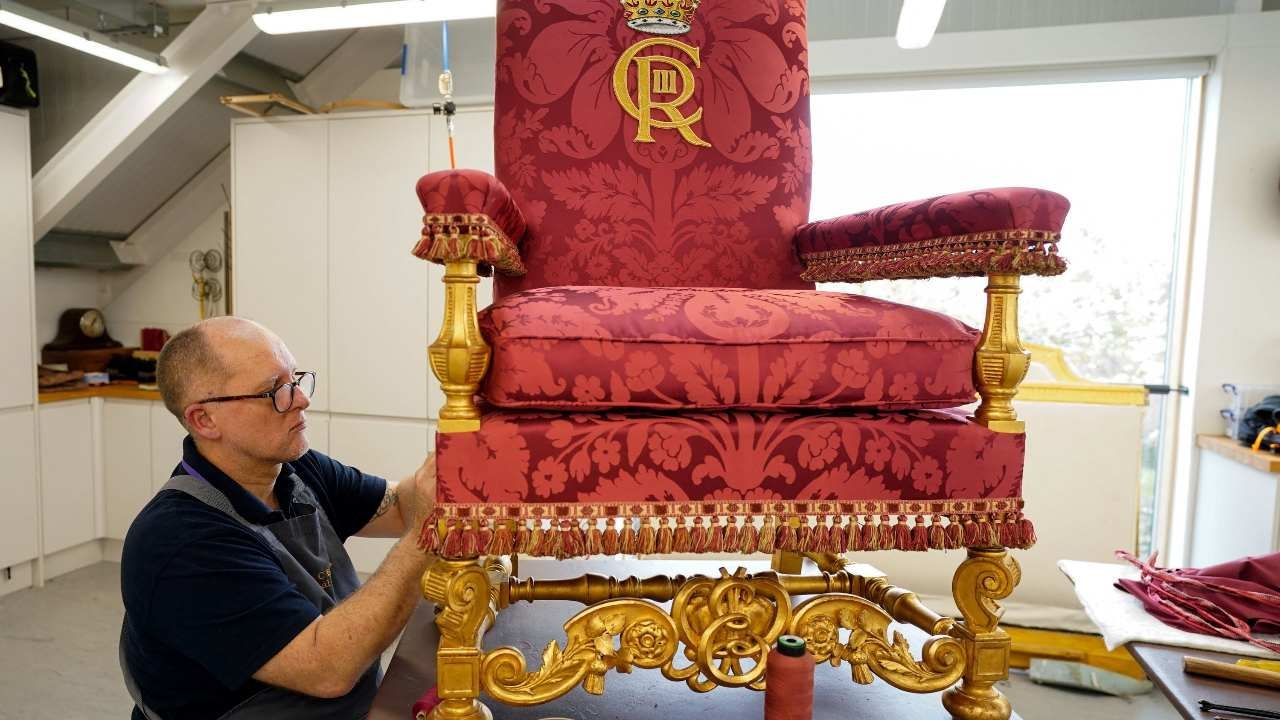 Rey Carlos III Será Coronado en Trono de Madera y 7 Siglos de Antigüedad